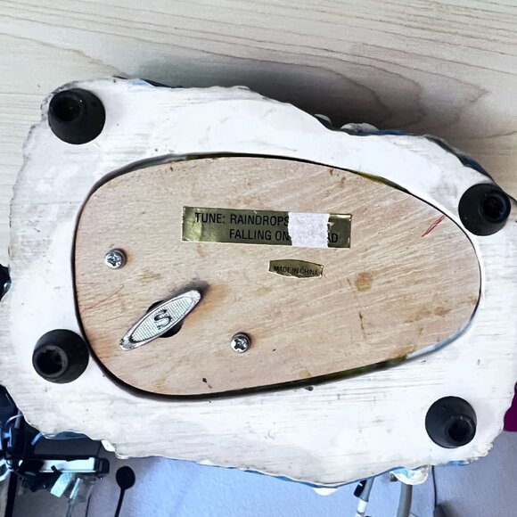 Vtg Noahs Ark Musical Figurine Animals & Waves Plays "Raindrops" figures twirl. - Picture 3 of 6